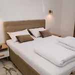 Apartmán Luka With Pool & Jacuzzi