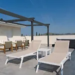 Apartmán Luka With Pool & Jacuzzi *