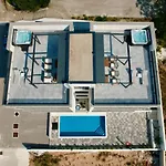 Apartmán Luka With Pool & Jacuzzi *