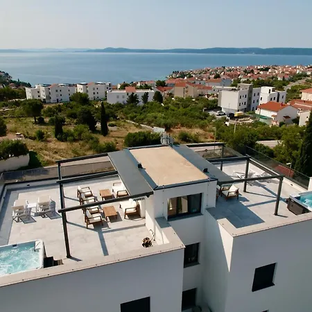 Apartmán Luka With Pool & Jacuzzi
