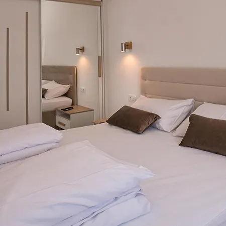 Apartment Luka With Pool & Jacuzzi Trogir