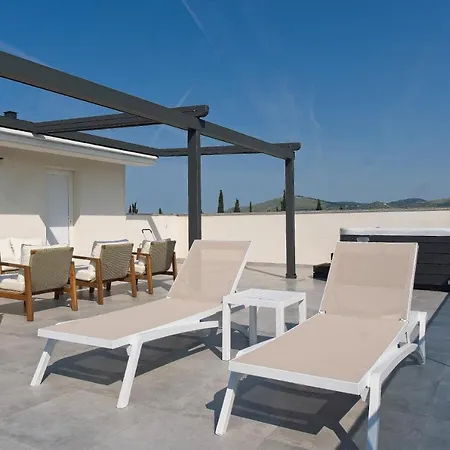 Apartmán Luka With Pool & Jacuzzi *