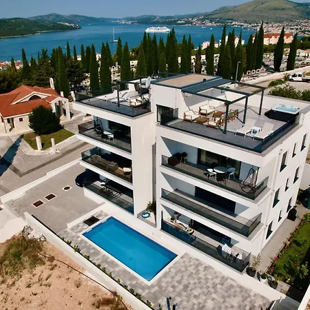 Lägenhet Luka With Pool & Jacuzzi Trogir