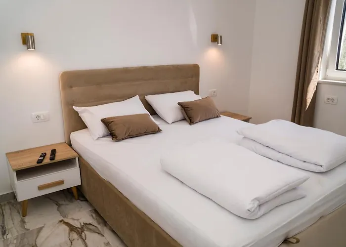 Lägenhet Luka With Pool & Jacuzzi