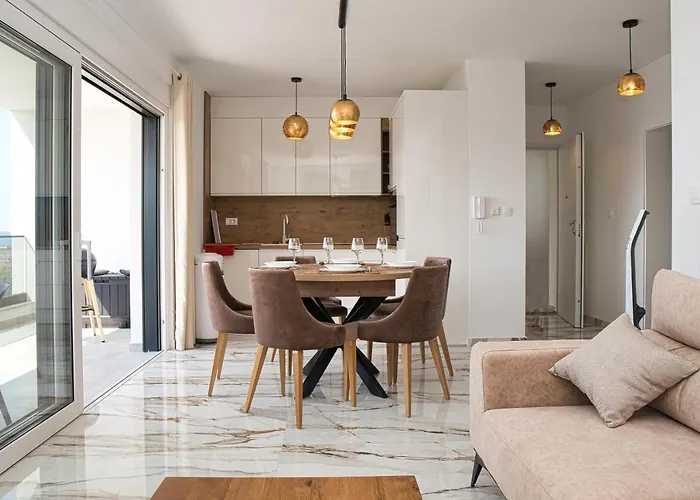 Lägenhet Luka With Pool & Jacuzzi Trogir