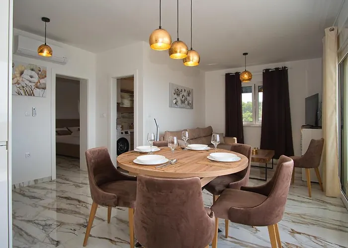 Lägenhet Luka With Pool & Jacuzzi *