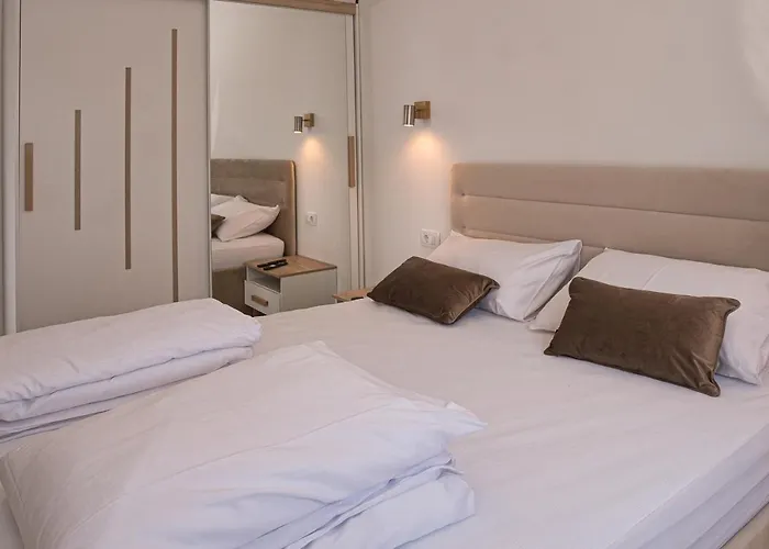Apartment Luka With Pool & Jacuzzi Trogir