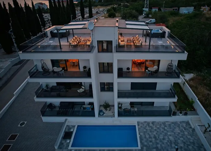 Lägenhet Luka With Pool & Jacuzzi