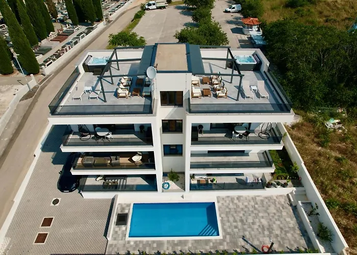 Luka With Pool & Jacuzzi *