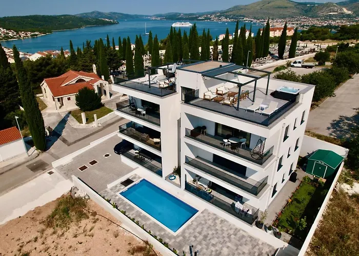 Lägenhet Luka With Pool & Jacuzzi Trogir