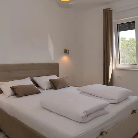 Luka With Pool&jacuzzi