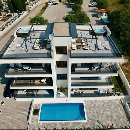 Luka With Pool&jacuzzi *