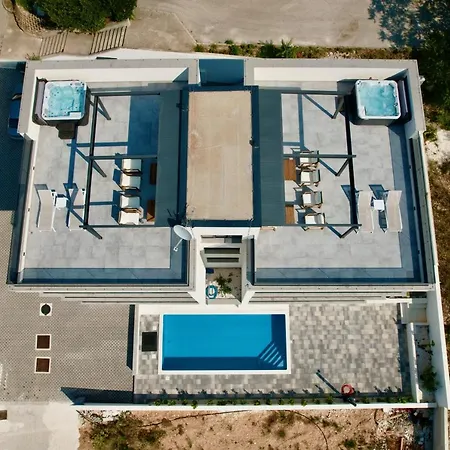 Apartmán Luka With Pool & Jacuzzi *