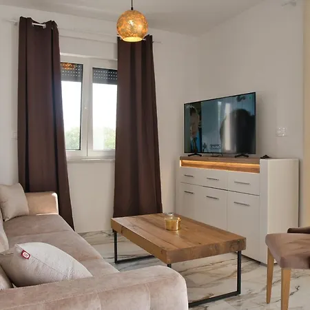 Luka With Pool & Jacuzzi Trogir