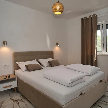 Luka With Pool & Jacuzzi Apartman *