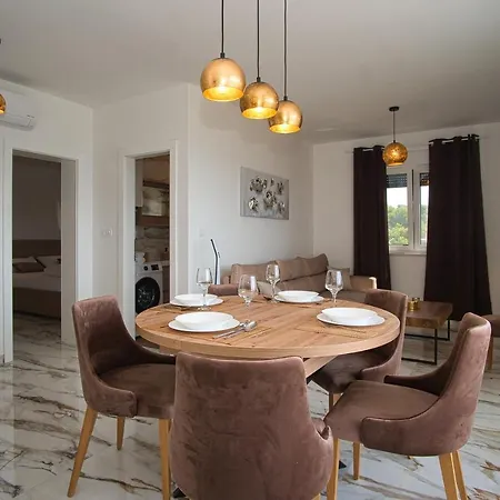 Apartman Luka With Pool & Jacuzzi *